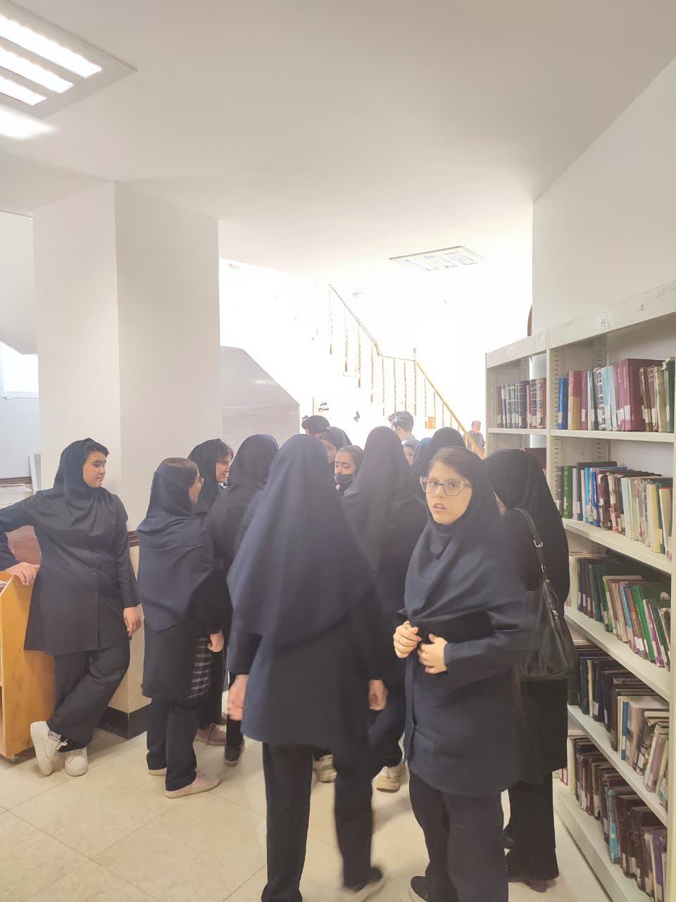 بازدید دبیرستان دخترانه از کتابخانه مرکزی