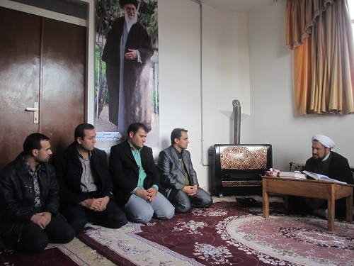 دیدار پرسنل شبکه بهداشت و درمان خوشاب با امام جمعه شهرستان به مناسبت  آغاز دهه فجر در اولین روز دهه مبارک فجر سرپرست شبکه بهداشت و درمان خوشاب  به اتفاق جمعی از مسئولین واحد های ستادی  به مناسبت  آغاز دهه فجر  و   خیر مقدم به امام جمعه جدید شهرستان ،  با امام جمعه محترم شهرستان دیدار کردند و از رهنمودهای ایشان بهره مند گردیدند.  در این دیدار حضرت حجت الاسلام والمسلمین  یوسف زاد  ضمن تقدیر و تشکر از زحمات مسئولین و کارکنان شبکه ، مطالبی در خصوص اهمیت علم سلامت و پزشکی  بیان نمودند در ادامه دکتر روکی با بیان اینکه  با توجه به شهرستان تازه تاسیس و شبکه نوپا تمام همت  و تلاش همکاران جهت خدمت رسانی بهتر  و تکریم ارباب روجوع می باشد و  خواستار حمایت  مسئولین و امام  جمعه محترم شهرسان  همانند قبل در  جهت ترویج هر چه بهتر  فرهنگ سلامت و  ارتقای سلامت شهرستان شدند. 